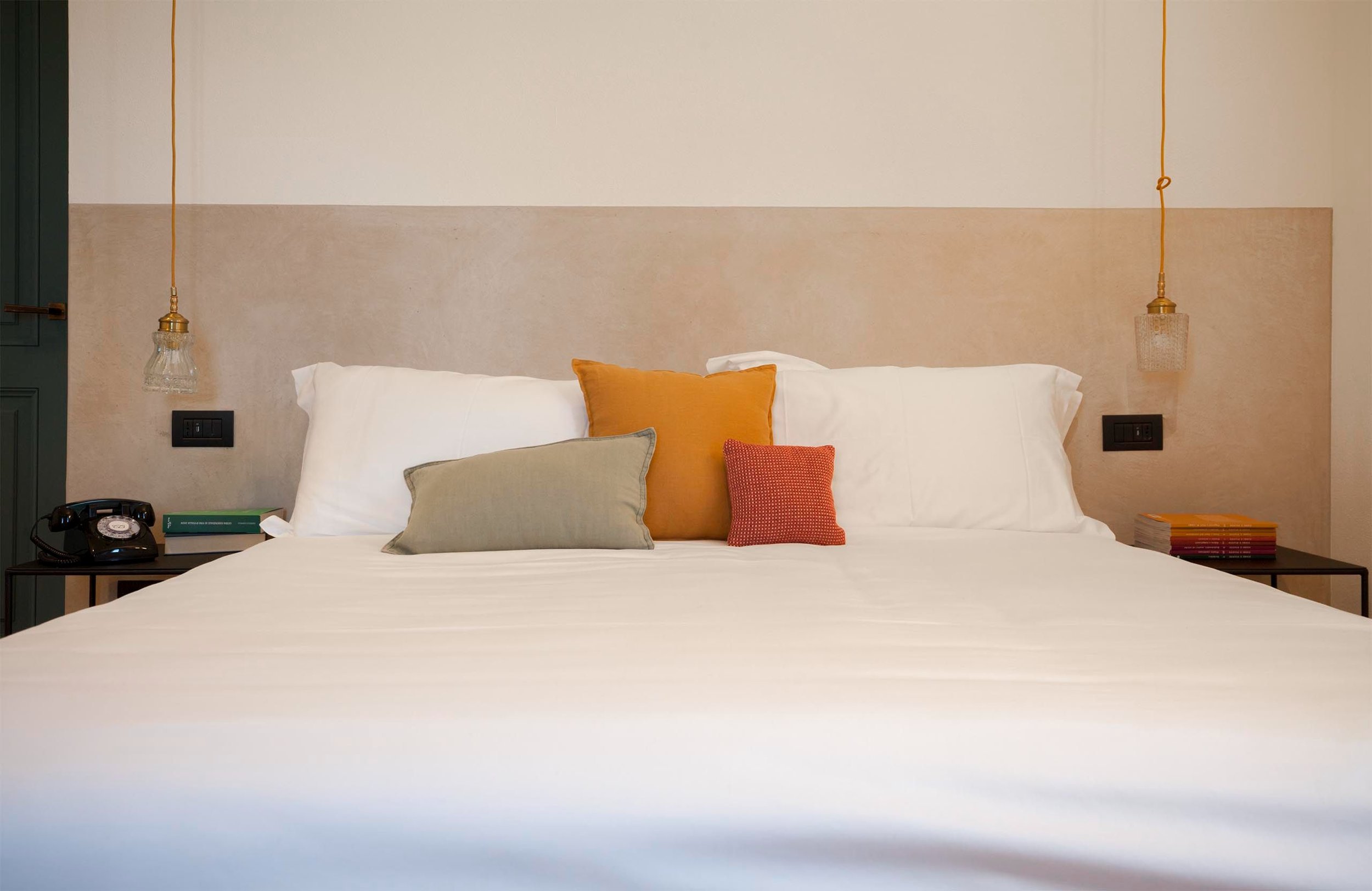 dai-gresy_agriturismo_langagood-trips_Camera2_Letto_Frontale_Cuscini.jpg