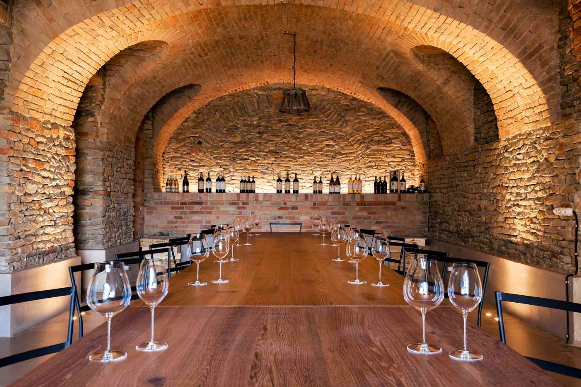 dai-gresy_agriturismo_langagood-trips_Sala_Degustazione_Cantina.jpg