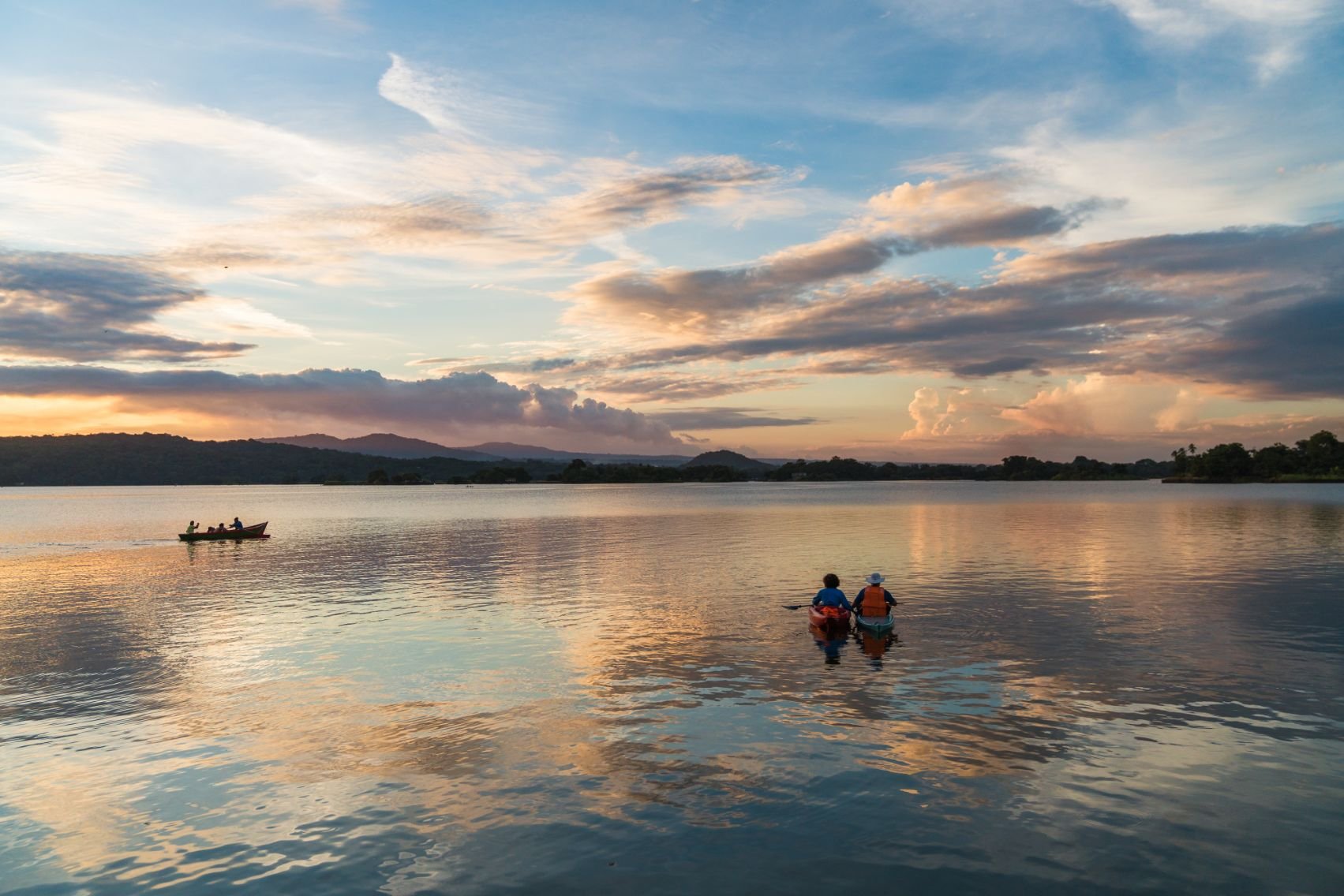 Kayaking_on_the_lake.jpg